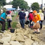 Aksi Gotong Royong Pendeta dan Penginjil GKPS Memperbaiki Jalan Rusak